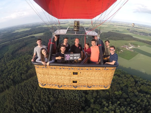 Tijdens de ballonvlucht en met mand in de lucht een inflight foto met you should be here dat is Filva Ballonvaarten.