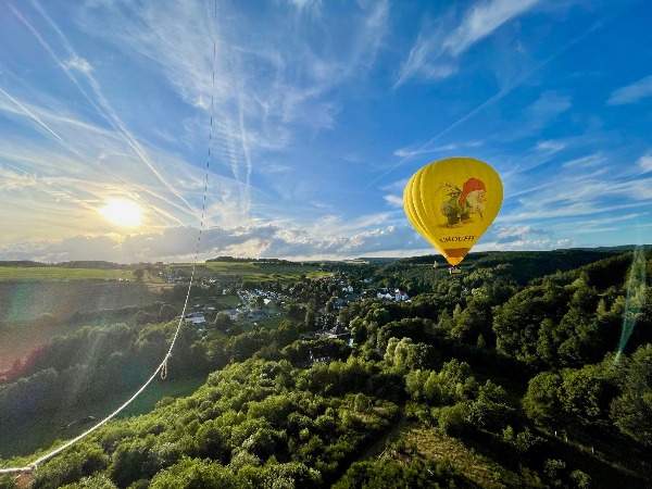 Montgolfière Chouffe pendant un vol en montgolfiere au dessus les fêtes Choufferie Achouffe - Montgolfière Ardenne