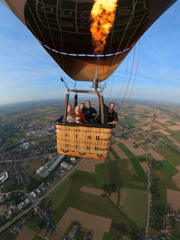 Image prise en vol depuis une montgolfière montrant les champs, les cultures et le paysage rural du Brabant flamand, lors d’un vol organisé par Montgolfière Ardenne. Expérience unique, tourisme et aventure en ballon dans la région Brabant flamand
