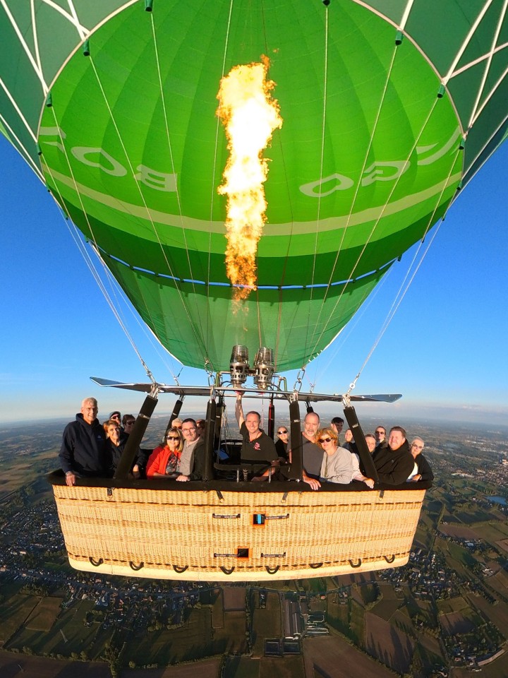 Passagers souriants lors d'un vol en montgolfière standard avec Montgolfière Ardenne, montrant l'inflight selfie incluse dans le baptême de l'air.