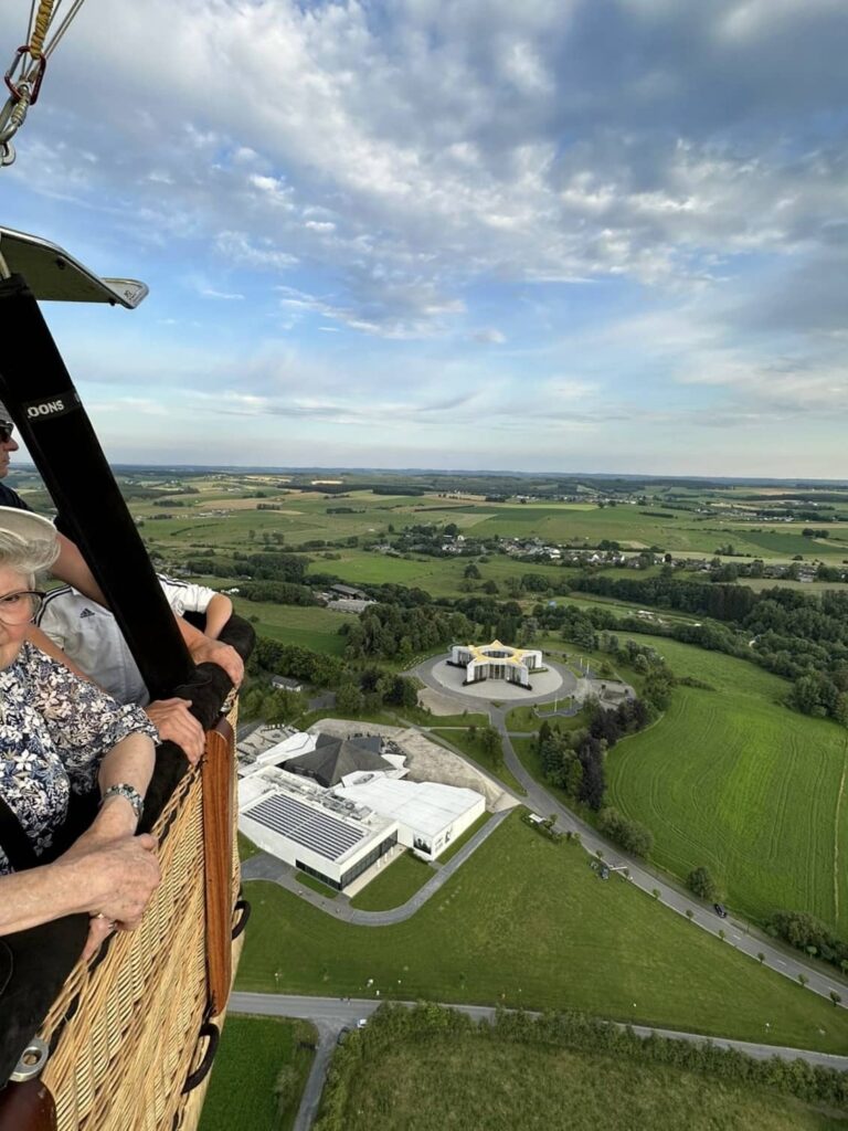 Montgolfière de Montgolfière Ardenne au-dessus du Mémorial du Mardasson à Bastogne