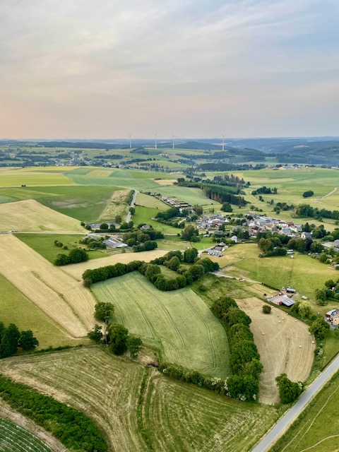 Ballon de Montgolfière Ardenne survolant Bastogne avec son centre en arrière-plan